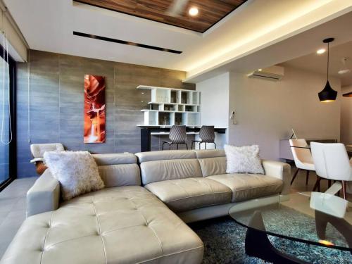Icono 103 by Booking Guys Riviera