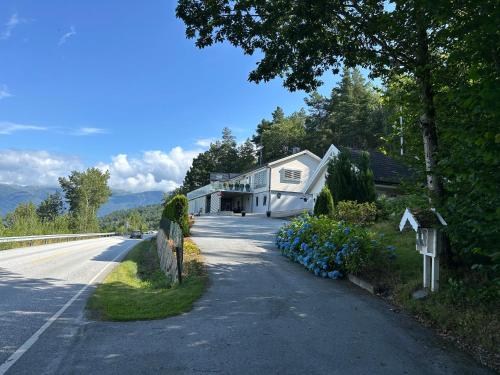 Зовнішній вигляд готелю, Vangsnes - charming apartment with Fjord view in Вангснес