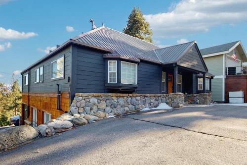 Stunning Home with Private Dock Pier and Beaches Lake Views in Meeks Bay (CA)