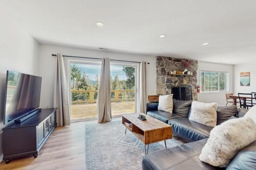 Stunning Home with Private Dock Pier and Beaches Lake Views in Meeks Bay (CA)