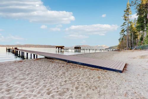 Stunning Home with Private Dock Pier and Beaches Lake Views in Meeks Bay (CA)