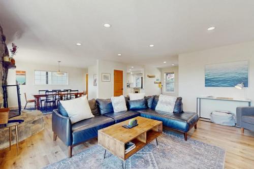 Stunning Home with Private Dock Pier and Beaches Lake Views in Meeks Bay (CA)