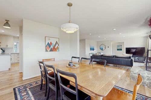 Stunning Home with Private Dock Pier and Beaches Lake Views in Meeks Bay (CA)
