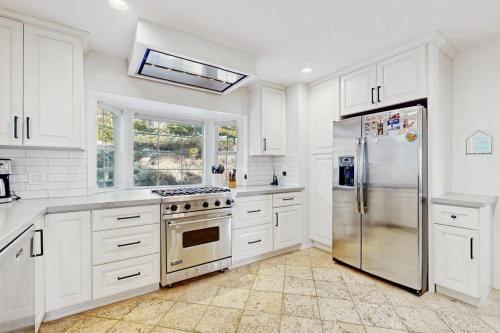 Stunning Home with Private Dock Pier and Beaches Lake Views in Meeks Bay (CA)