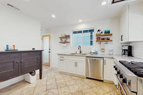 Stunning Home with Private Dock Pier and Beaches Lake Views in Meeks Bay (CA)