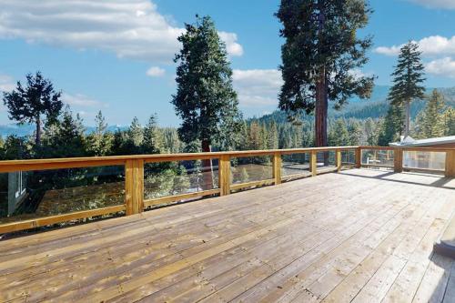 Stunning Home with Private Dock Pier and Beaches Lake Views in Meeks Bay (CA)