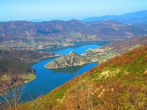 Viesnīcas āriene, Stanza con terrazzo vista lago LAKEHOLIDAY IT in Castel Di Tora