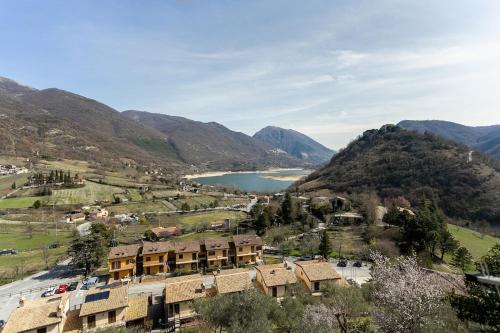 Skats, Stanza con terrazzo vista lago LAKEHOLIDAY IT in Castel Di Tora