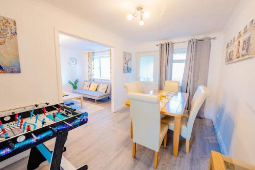 3BR Family House with Games Room & Free Parking & Fast WiFi – khách sạn tại Lianedeym Rumney