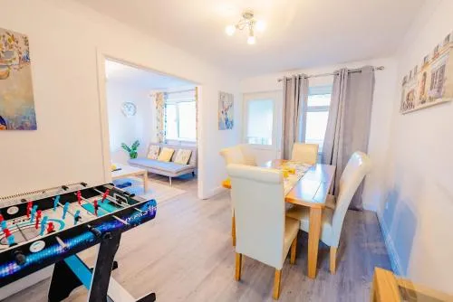 3BR Family House with Games Room & Free Parking & Fast WiFi photo 2