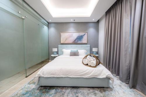 Elegant 2BR Apartment with Outdoor area NZL285 - image 3