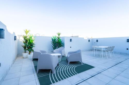 Elegant 2BR Apartment with Outdoor area NZL285 - image 2
