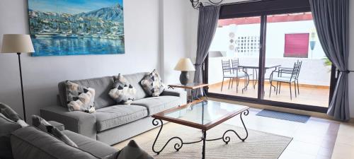 "Mountain View" 2 Bedroom Apartment with Pools Parking