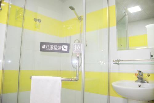 Bathroom, 7 Days Inn Beijing Xingong Metro Station Wanda Plaza in South Railway Station/Yongdingmen/Nanyuan