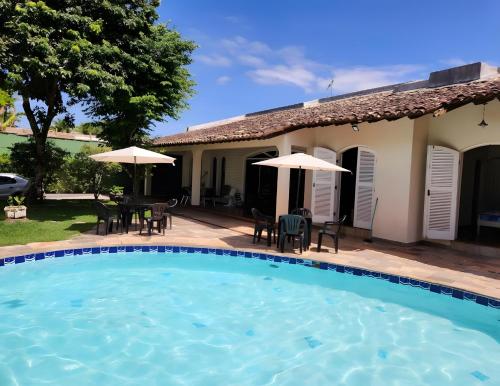 Refúgio Familiar com Piscina, Wifi, Jardim e Churrasqueira a 500 metros da Enseada – khách sạn tại Jardim Virginia