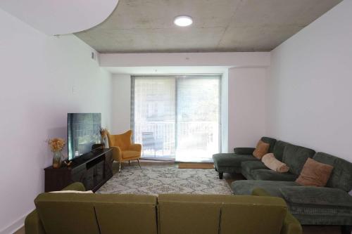 Luxurious Midtown Apartment w Sky Lounge & Pool