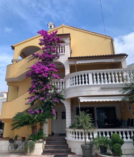 Apartments Visnja – khách sạn tại Vodice
