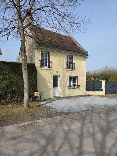 Au pied du château de Canon (Au pied du chateau de Canon) in Mezidon-Canon