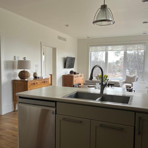 virtuve, Escape the noise and unwind at the Bluebird Guest House in Graftona (ON)