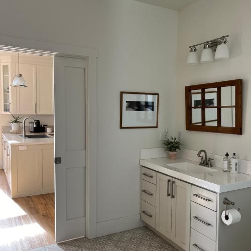 Vannas istaba, Escape the noise and unwind at the Bluebird Guest House in Graftona (ON)