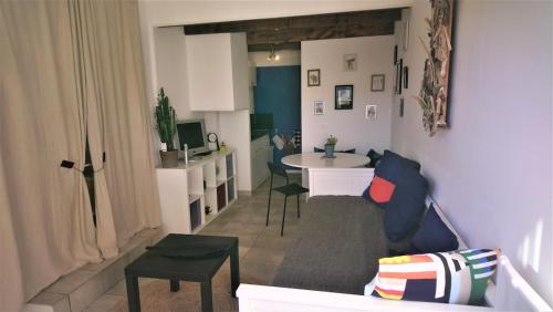 Charmant studio entre Terre et Mer avec piscine in Montady