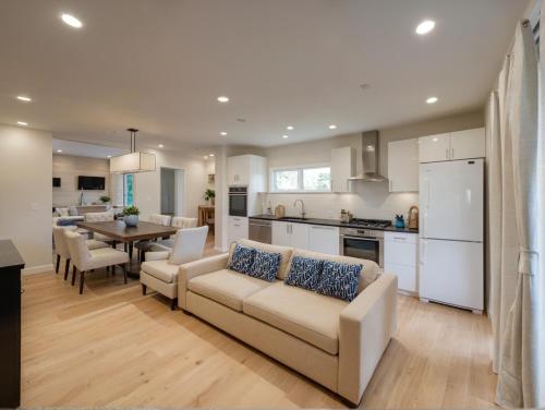 Stylish 2, 3 and 5 Bedroom ENTIRE HOMES Near Art Deco and LA Hotspots