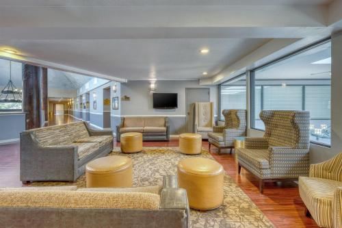 Lobby, SureStay Plus by Best Western Reno Airport in Reno (NV)