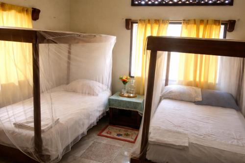 2 twin beds