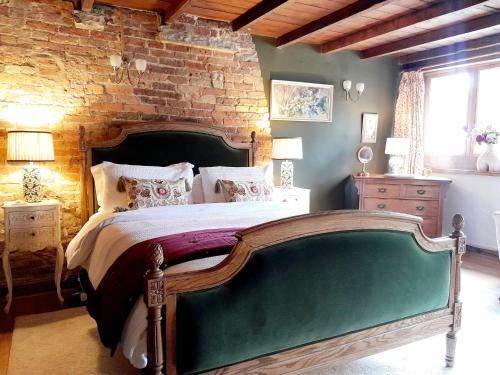 Historic, Hidden, Cosy, Log Burner, 10mins walk to Holmfirth in 霍姆弗斯