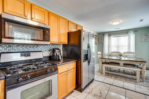 Spacious Charleston Home Only 3 Mi to Folly Beach - image 39