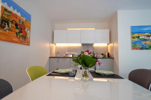 Cozy apartment, view of greenery! in Quartier de l'Orangerie