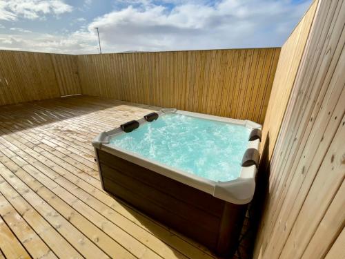 Premium Njarðvik Retreat with Outdoor Jacuzzi – khách sạn tại Njardvik