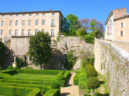 Létesítmények, Les Dourets in Saint-Antonin-du-Var