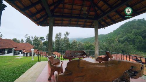Misty Peaks - Luxury & Nature Homestay in Chikmagalur - image 4