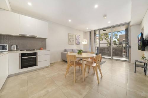 Kitchen, Kahlo Alexandria - Stylish 2 bdrm Walk to Train in Alexandria
