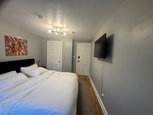 Guestroom, King Bed Near EWR Airport Smart TV Room 2 in Irvington (NJ)