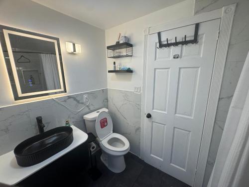 Bathroom, King Bed Near EWR Airport Smart TV Room 2 in Irvington (NJ)