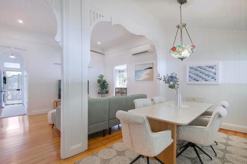 Strathendrick Timeless Queenslander Haven near CBD - image 3