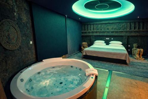 V Hotel Room Type - Deluxe Suite with Spa Bath