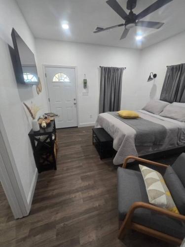 Wild Indigo: 2 Bedroom Cabin Near Springs! in Ženēva