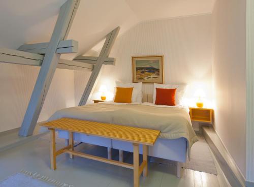 3 twin beds