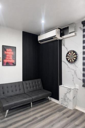 The Hive Boutique Hotel Double Queen Room 110 in سكاربوروف