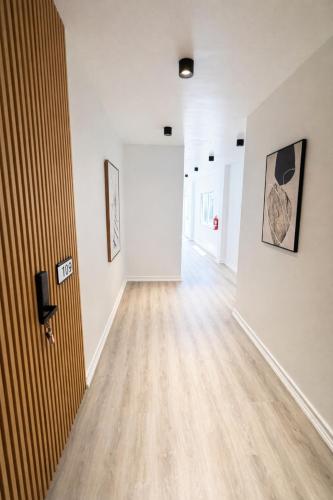 The Hive Boutique Hotel Double Queen Room 110 in سكاربوروف