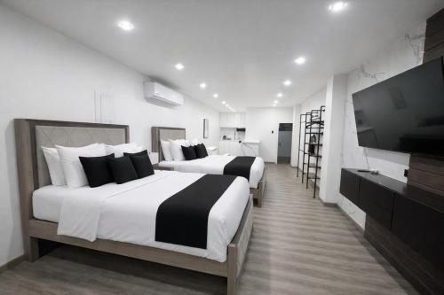 The Hive Boutique Hotel Double Queen Room 110 in سكاربوروف