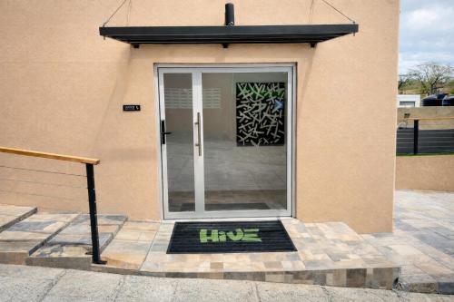 The Hive Boutique Hotel Double Queen Room 110 in سكاربوروف