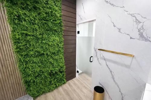 The Hive Boutique Hotel Double Queen Room 110 in سكاربوروف