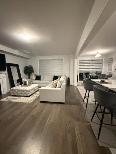 . Beautiful New 4BR,4WR Home, 5 Beds All-Inclusive, 4 Parking