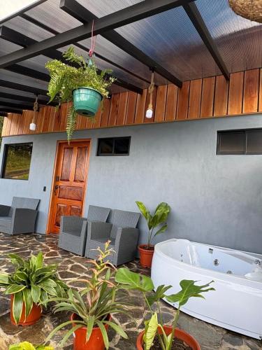 Cedrela & Pine, romantic forest getaway in Los Tornos