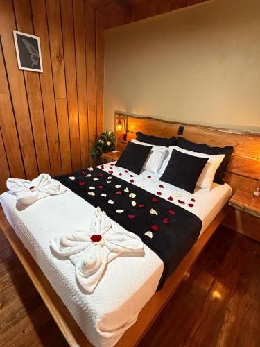 Cedrela & Pine, romantic forest getaway in Los Tornos