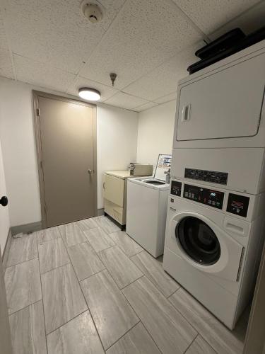 2 Queen bed room 5 minutes from Gull Lake - image 10
